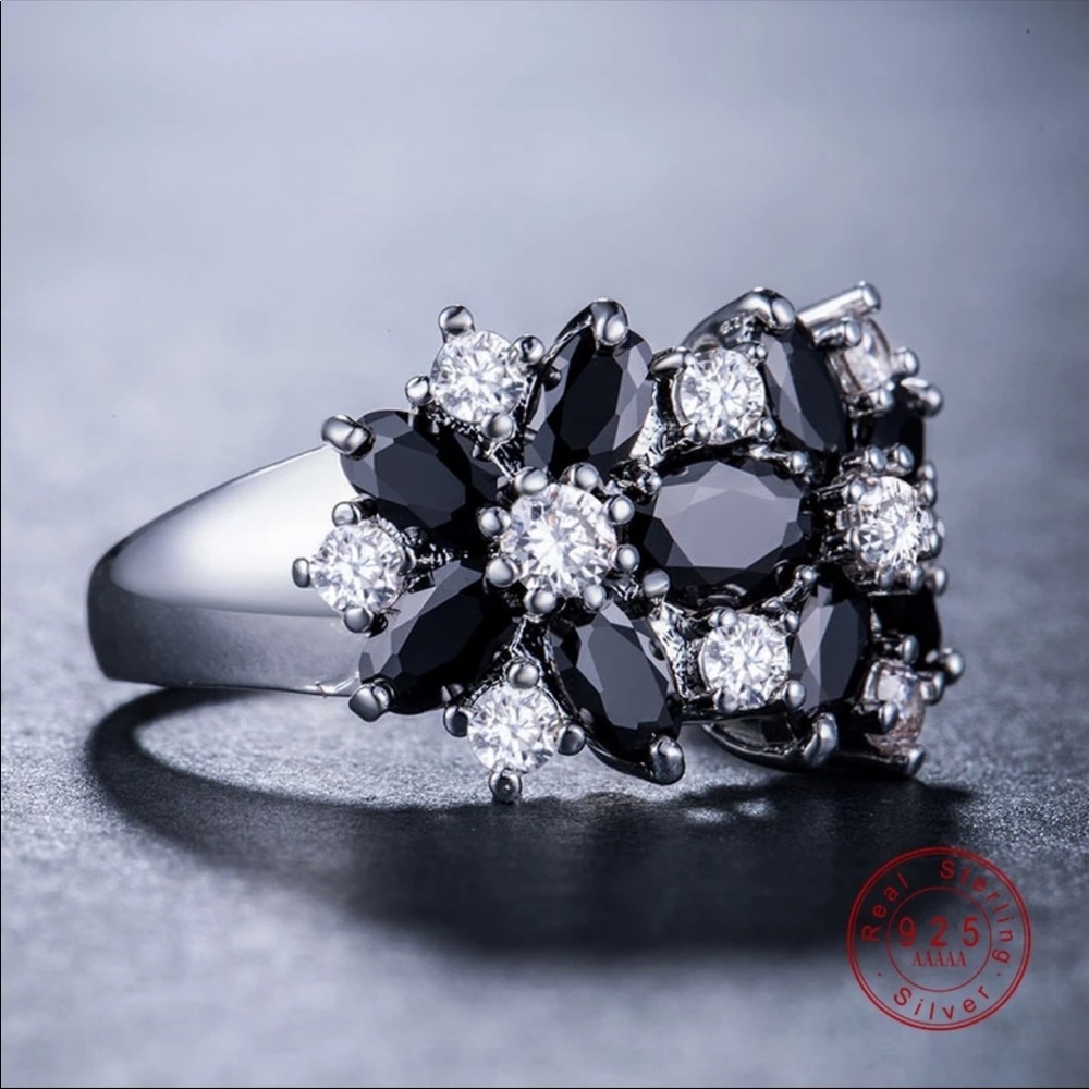 New 925 Silver Beautiful Flower Sapphire Ring - Picture 2 of 2